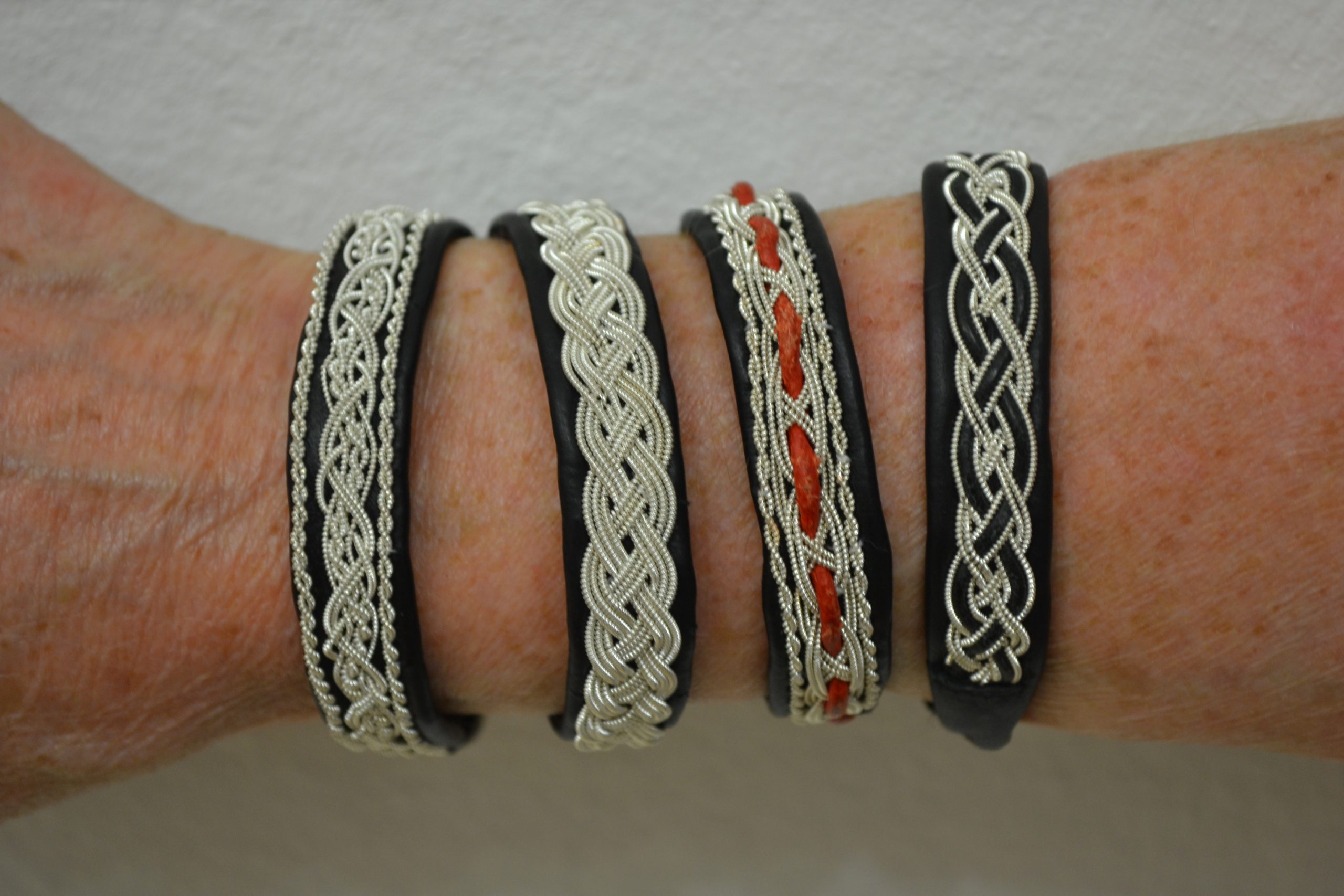 Lederarmbänder nach Art der Samen / 23102