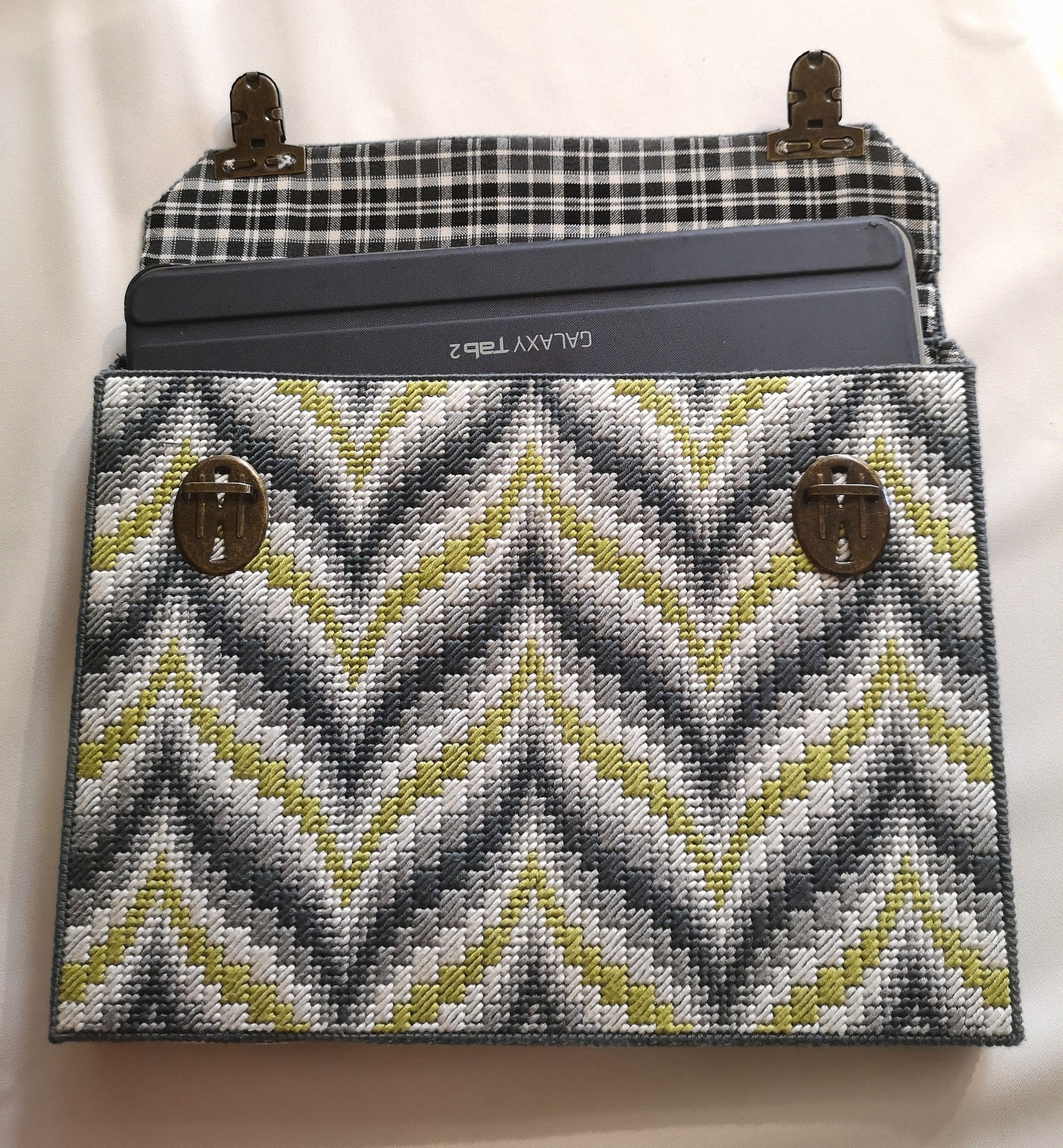 Taschen oder Taschentuchboxen in Bargello-Stickerei / 24012